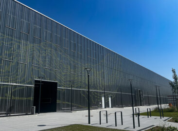Präzision für die Kunst:   SCHÄFER Lochbleche fertigt Lochungen für Fassade des Zentraldepots Regensburg