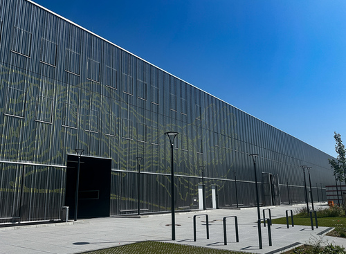 Präzision für die Kunst:   SCHÄFER Lochbleche fertigt Lochungen für Fassade des Zentraldepots Regensburg