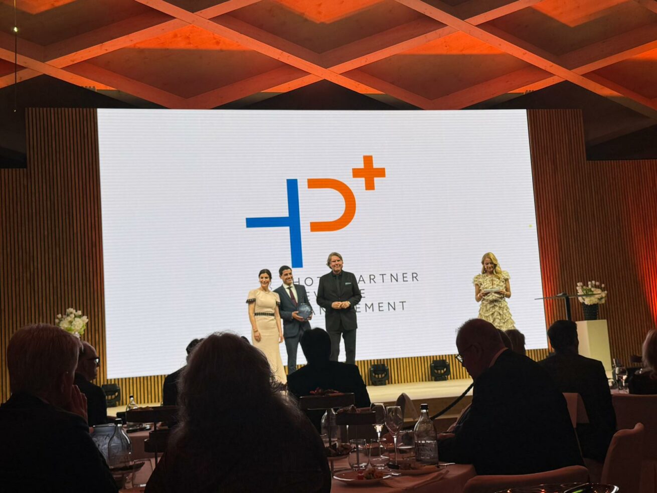 101 Luxury Hideaway of the Year 2026 – HotelPartner übergibt Auszeichnung an Bürgenstock Hotel & Alpine Spa
