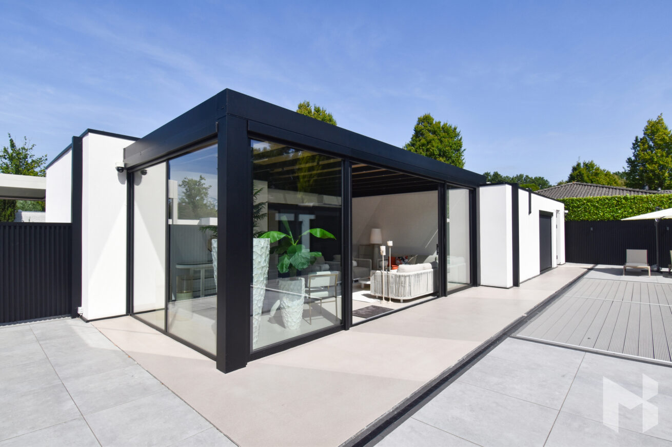 AVEL-Systemtechnik GmbH  präsentiert Qubus Dach: Terrassenüberdachung ohne sichtbare Neigung in Kubus-Optik