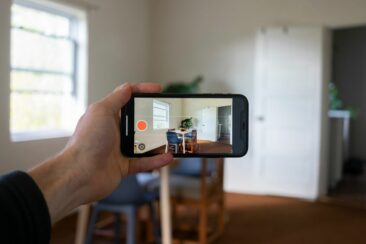 Beruflicher Tapetenwechsel: Bis zu 100 % Förderung für Umschulung im Immobilienbereich