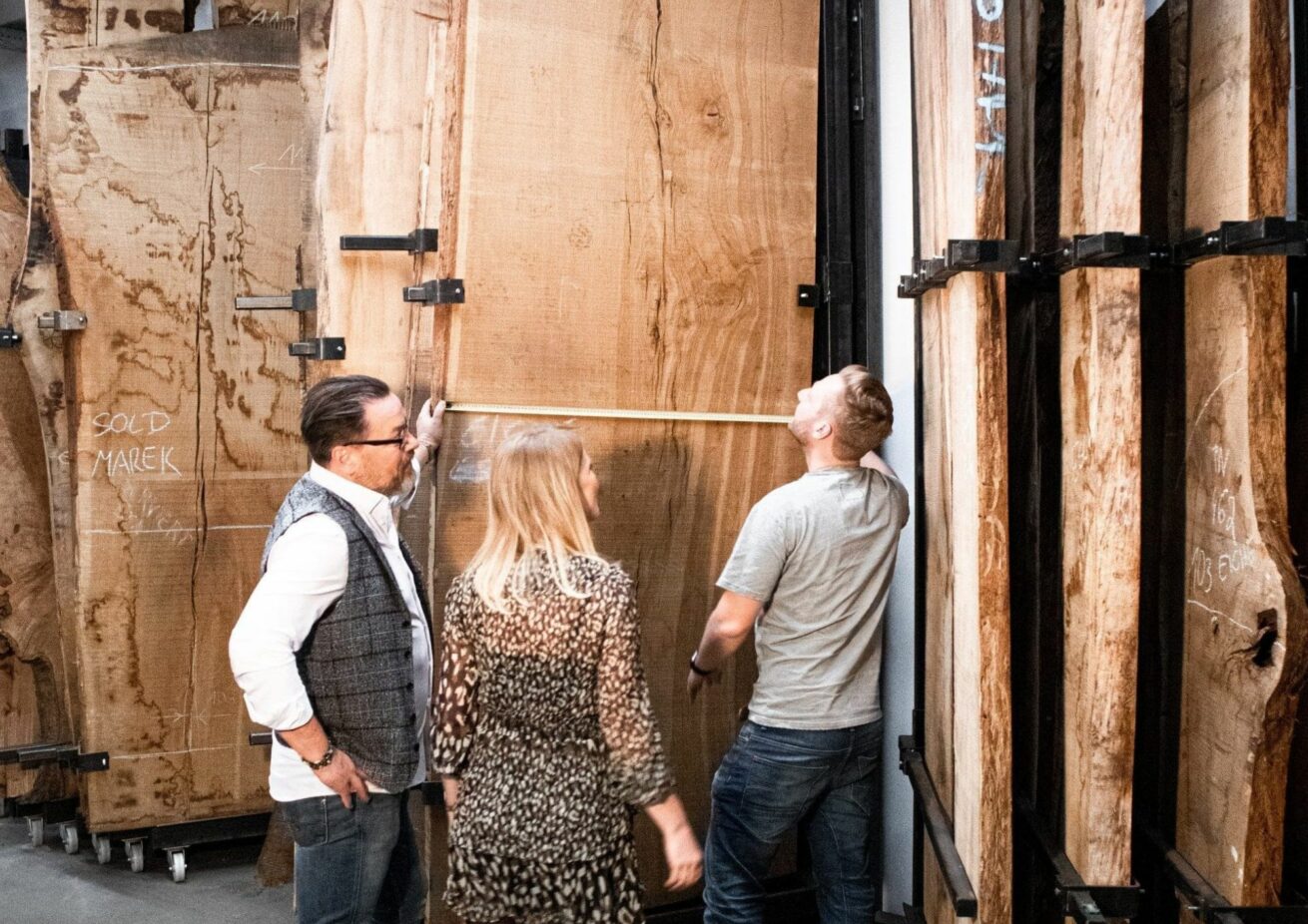 Die Faszination handgefertigter Holz-Tisch-Unikate – vom Baumstamm zum Meisterwerk