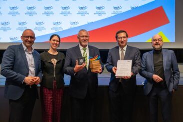 Prof. Dr. Jörg M. Fegert erhält Deutschen Kinderschutzpreis und Ehrenmedaille der DGKJP