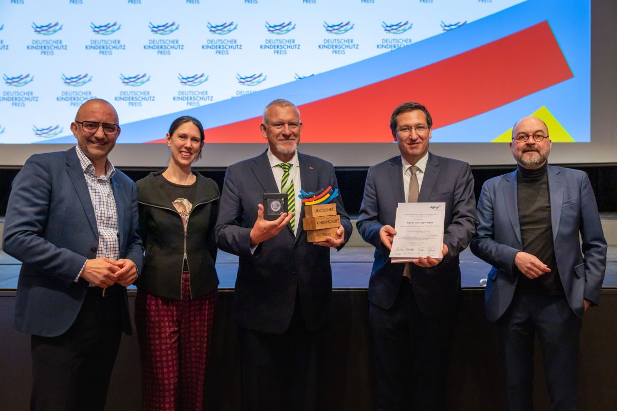 Prof. Dr. Jörg M. Fegert erhält Deutschen Kinderschutzpreis und Ehrenmedaille der DGKJP