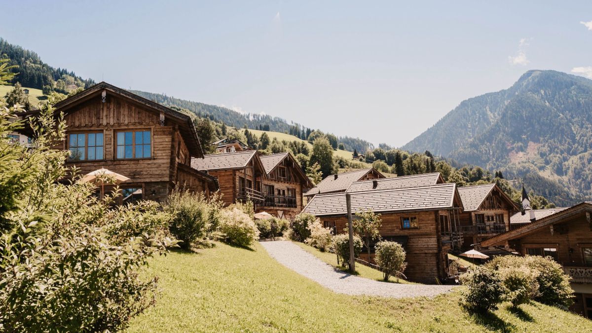 Sommerurlaub in St. Johann im Pongau in Österreich. Aktiv die Berge erleben und im Chalet stilvoll entspannen.