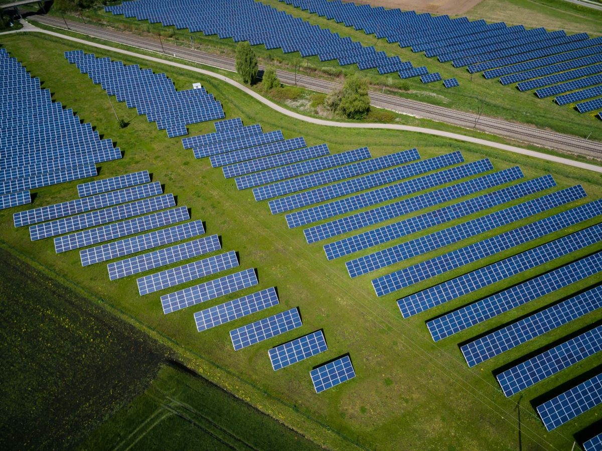 SUNLIFE: Professionelle Betriebsführung für Photovoltaikanlagen wird zum Erfolgsfaktor