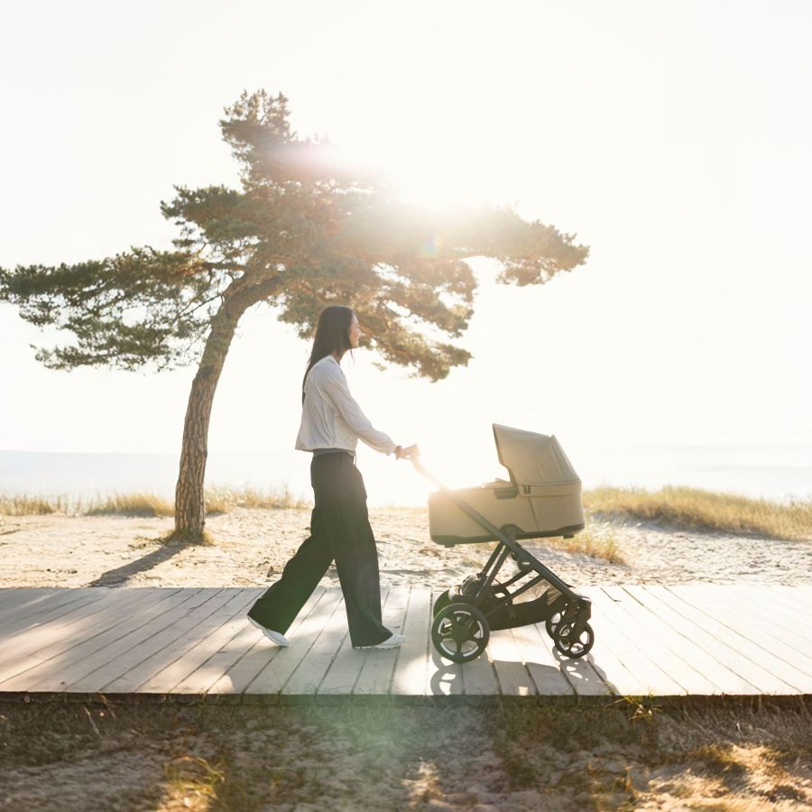Thule präsentiert Thule Charm 2 in 1 – ein Kinderwagen für Nähe bei jedem Schritt