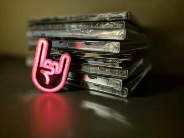 Vom Stream ins Regal: Wie das ikonische Quadrat die Musik wieder anfassbar macht