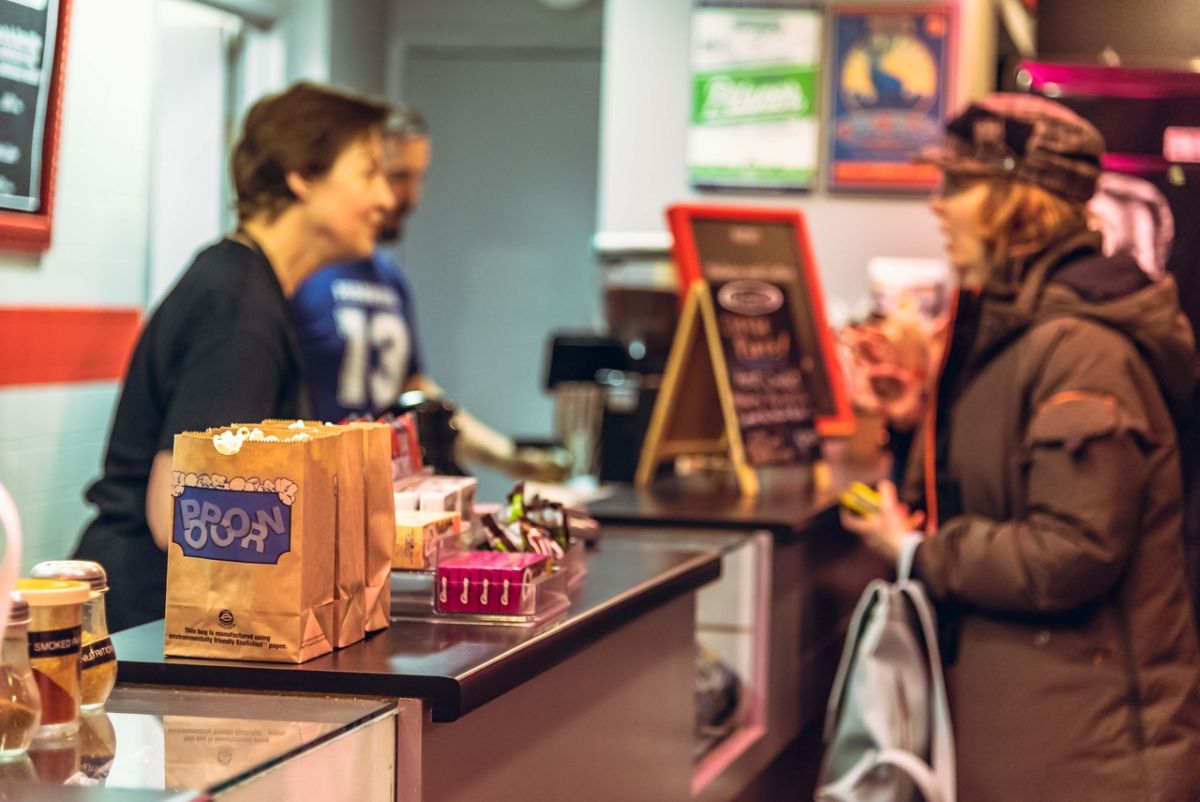 „Kino jetzt“ – aber für alle: KINOFANS veröffentlicht Wegweiser für barrierefreie Kinobesuche in Deutschland