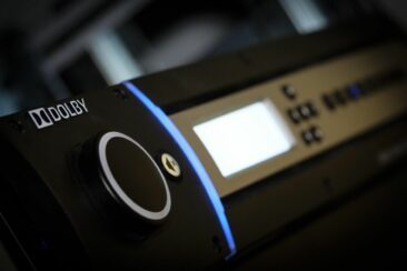 Kinosound im Wohnzimmer: KINOFANS klärt auf, wann sich Dolby Atmos zu Hause wirklich lohnt