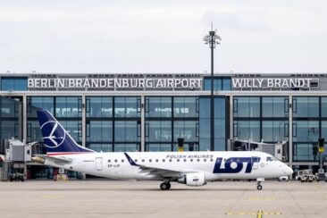 LOT Polish Airlines feiert 80 Jahre Flüge Berlin-Warschau
