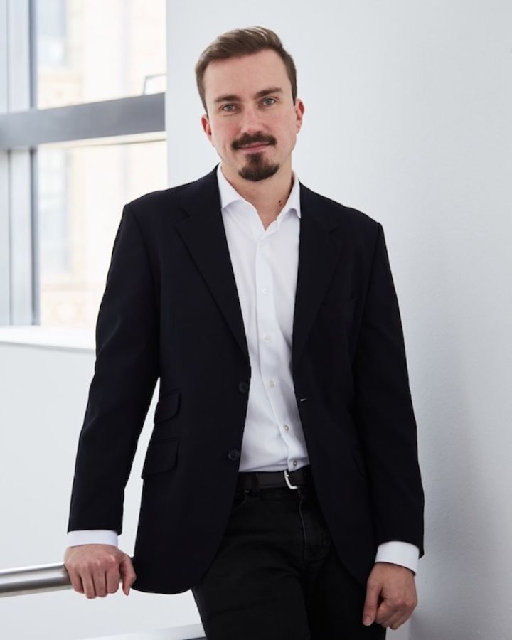 Mit KI-gesteuerten Stromspeichern macht FION Energy Maschinenbau-Unternehmen unabhängiger
