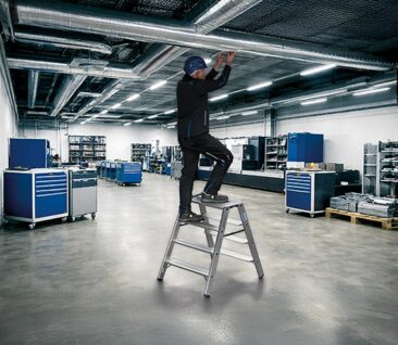 STABILO-Tritte von KRAUSE: Kompakte Steigtechnik für sichere Arbeitsabläufe im professionellen Einsatz