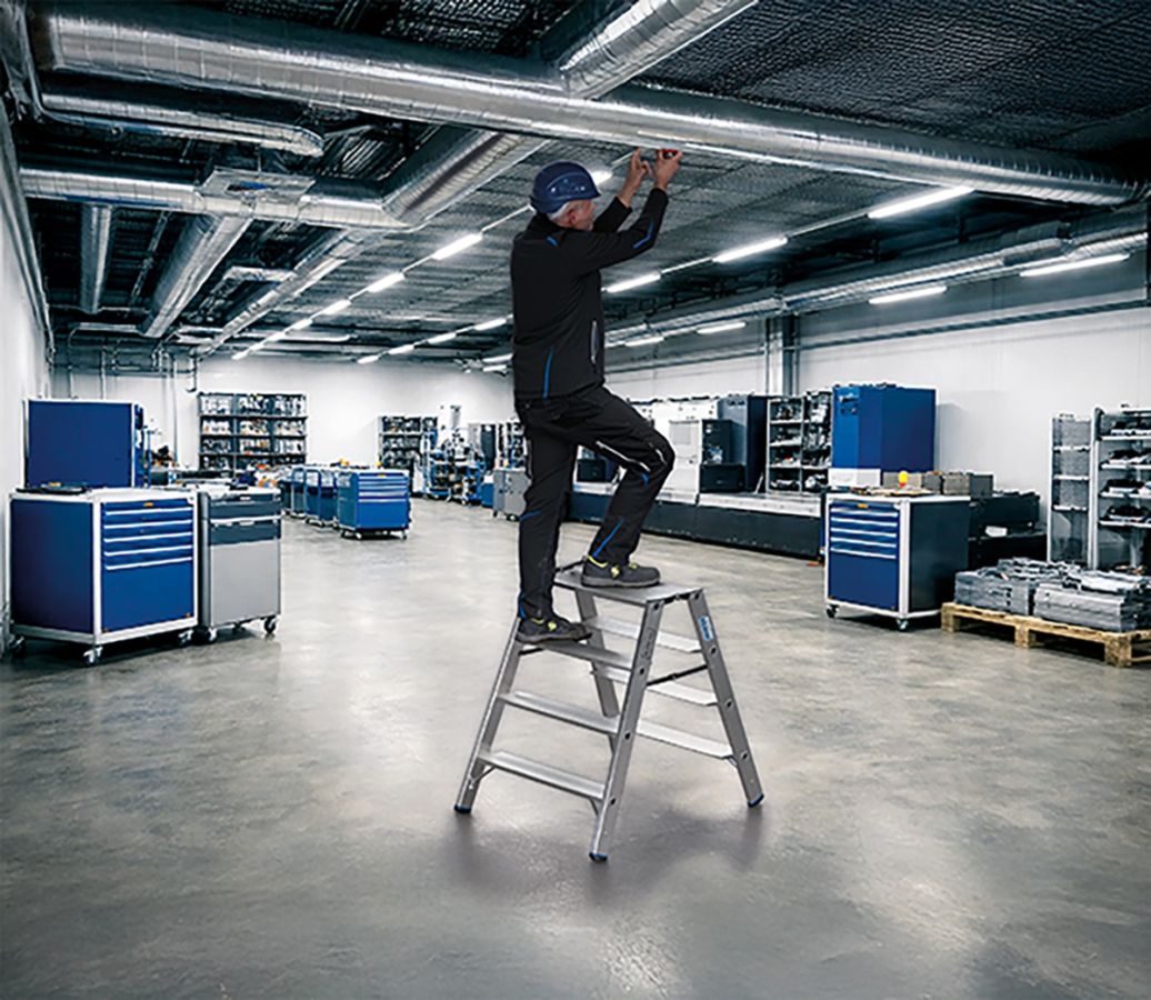 STABILO-Tritte von KRAUSE: Kompakte Steigtechnik für sichere Arbeitsabläufe im professionellen Einsatz