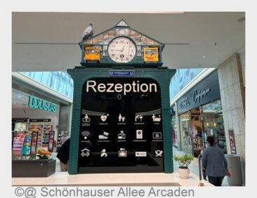 Ein Blick auf die Uhr – und auf Berlin: Berliner Street Artists verwandeln die Kundeninformation der Schönhauser Allee Arcaden