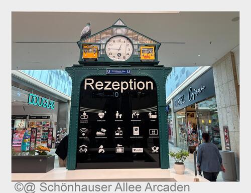 Ein Blick auf die Uhr – und auf Berlin: Berliner Street Artists verwandeln die Kundeninformation der Schönhauser Allee Arcaden