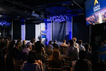 KI-Vortrag in New York: Alexander Sedlmair zeigt, wie man Mitarbeiter begeistert und Workflows optimiert