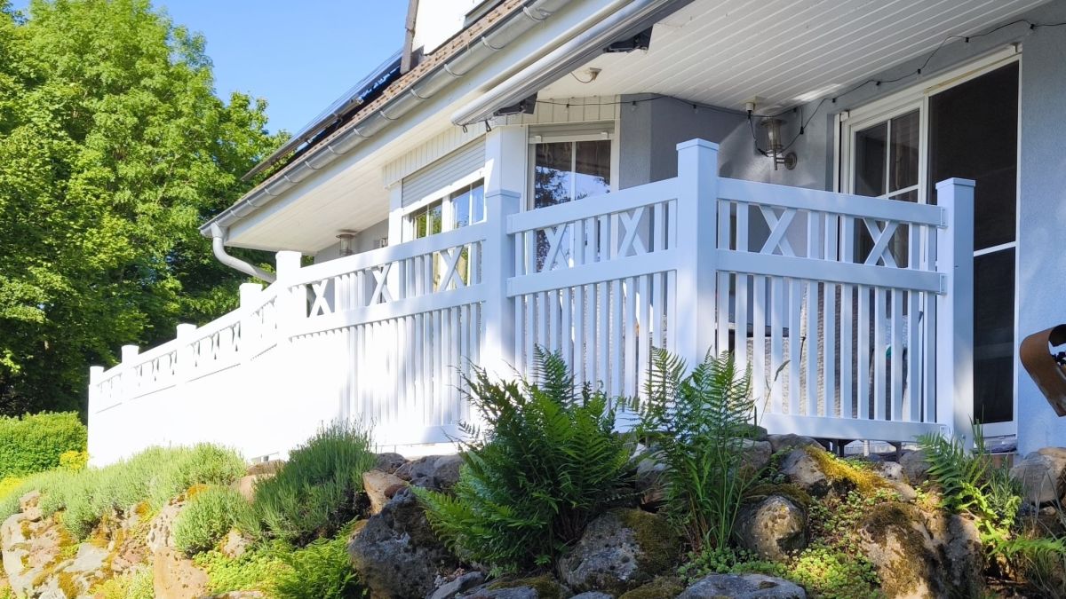 Kunststoffzaun Berlin: Neues Modell Landhausstil mit Kreuzform jetzt in wartungsfreiem PVC