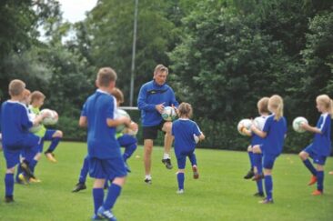 Manni Kaltz-Fußballschule startet am 6. Juli 2026 am Weissenhäuser Strand