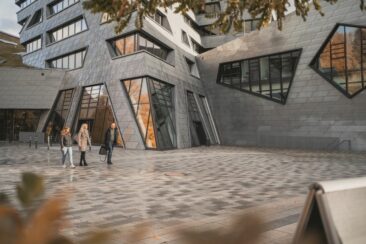 Mehr Wege zum Uni-Abschluss: Leuphana öffnet berufsbegleitenden Bachelor BWL für neue Zielgruppen