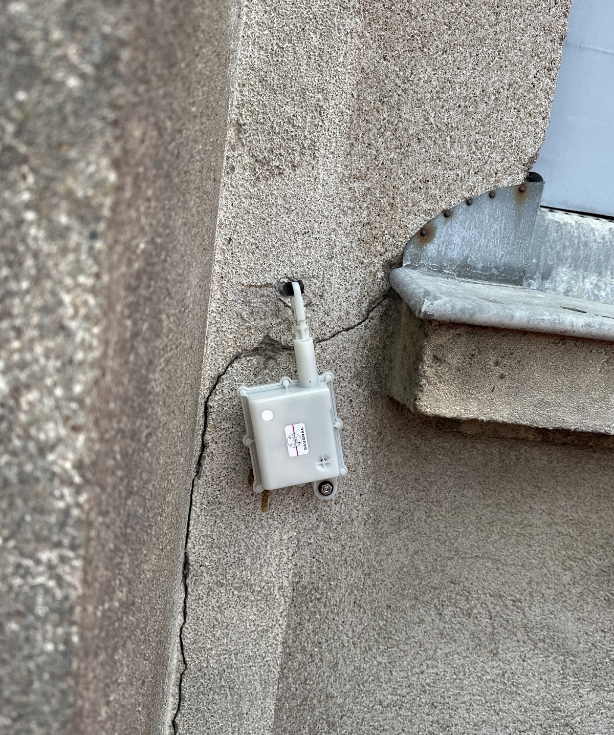 Rissüberwachung: Saugnac Messgeräte bietet komplette Reihe vernetzter Sensoren für die Bauwerksüberwachung