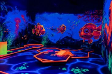 Schwarzlicht Minigolf in Frankfurt: GolfZone bringt Farbe, Indoor-Freizeitangebot