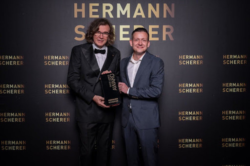 Award-Hersteller gewinnt selbst einen Preis: Dresdner Unternehmer siegt bei internationalem Rednerwettbewerb