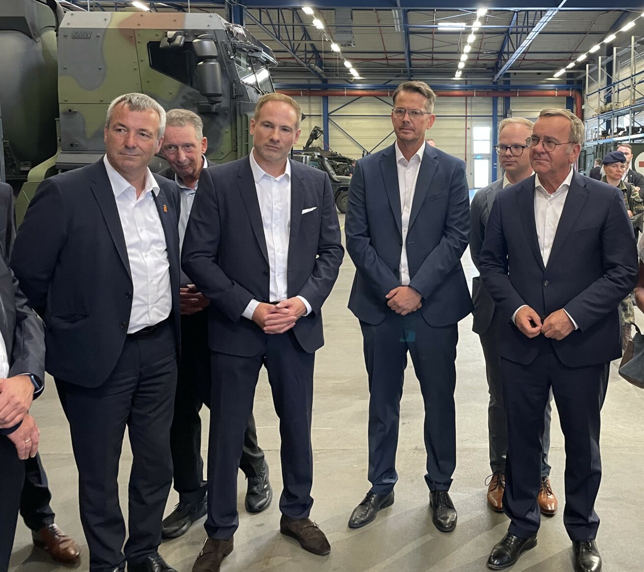 Bundesverteidigungsminister Pistorius zu Besuch bei der DIRKS Group