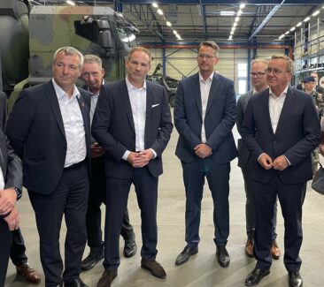 Bundesverteidigungsminister Pistorius zu Besuch bei der DIRKS Group
