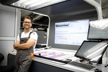 Die Broschürenproduktion zeigt die Vielfalt moderner Arbeitsplätze in Onlinedruckereien