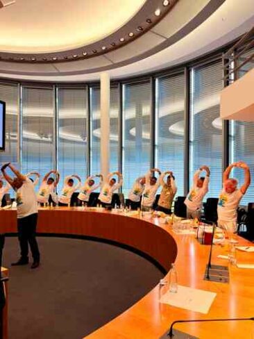 Ein Om im Bundestag: Yogapremiere im Ausschusssaal des Paul-Löbe-Hauses