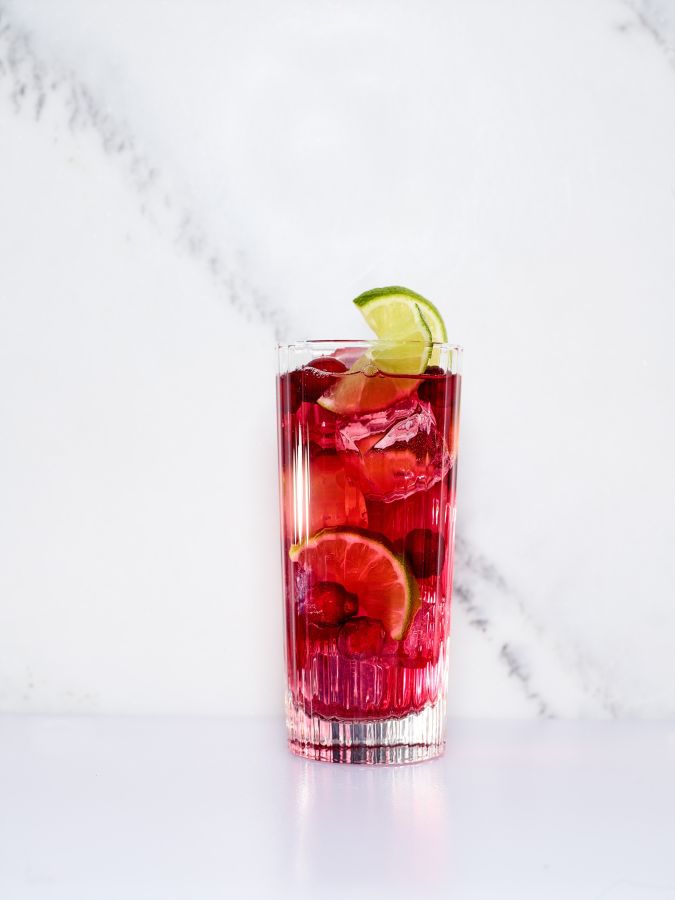 Erfrischend, pikant und fruchtig: Mit alkoholfreien „Cocktails und Waterdrinks“ den Sommer genießen