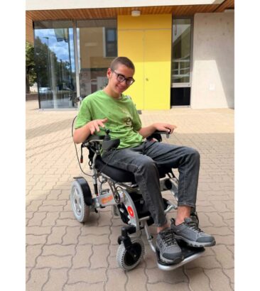 Immer-mobil und Wohlfahrtsverband erleichtern 13-Jährigem Gabriel mit Rollstuhlspende den Schulbesuch