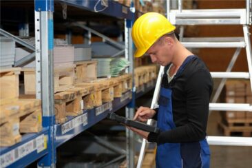 Regalprüfung im Lager: Pflicht, Protokoll und smarte Planung
