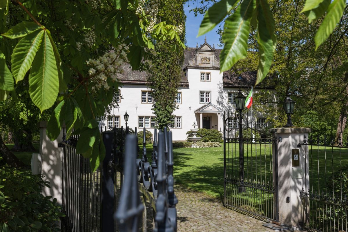 Seltene Kaufgelegenheit: Saniertes Schloss Alverdissen ermöglicht Wohnen, Arbeiten und Repräsentieren
