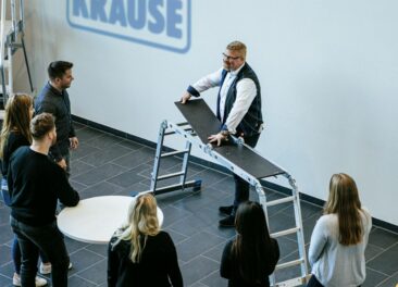 Sicherheit beginnt mit Wissen: Praxisnahe Schulungen für den sicheren Einsatz von Steigtechnik
