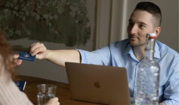 Spreephysio Igor Sattler kombiniert Ultraschalldiagnostik mit Stoßwellentherapie bei Achillessehnenbeschwerden