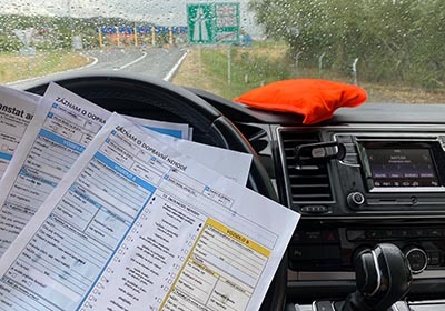 Urlaubsfahrt mit Hindernissen: Was ist beim Unfall zu tun?