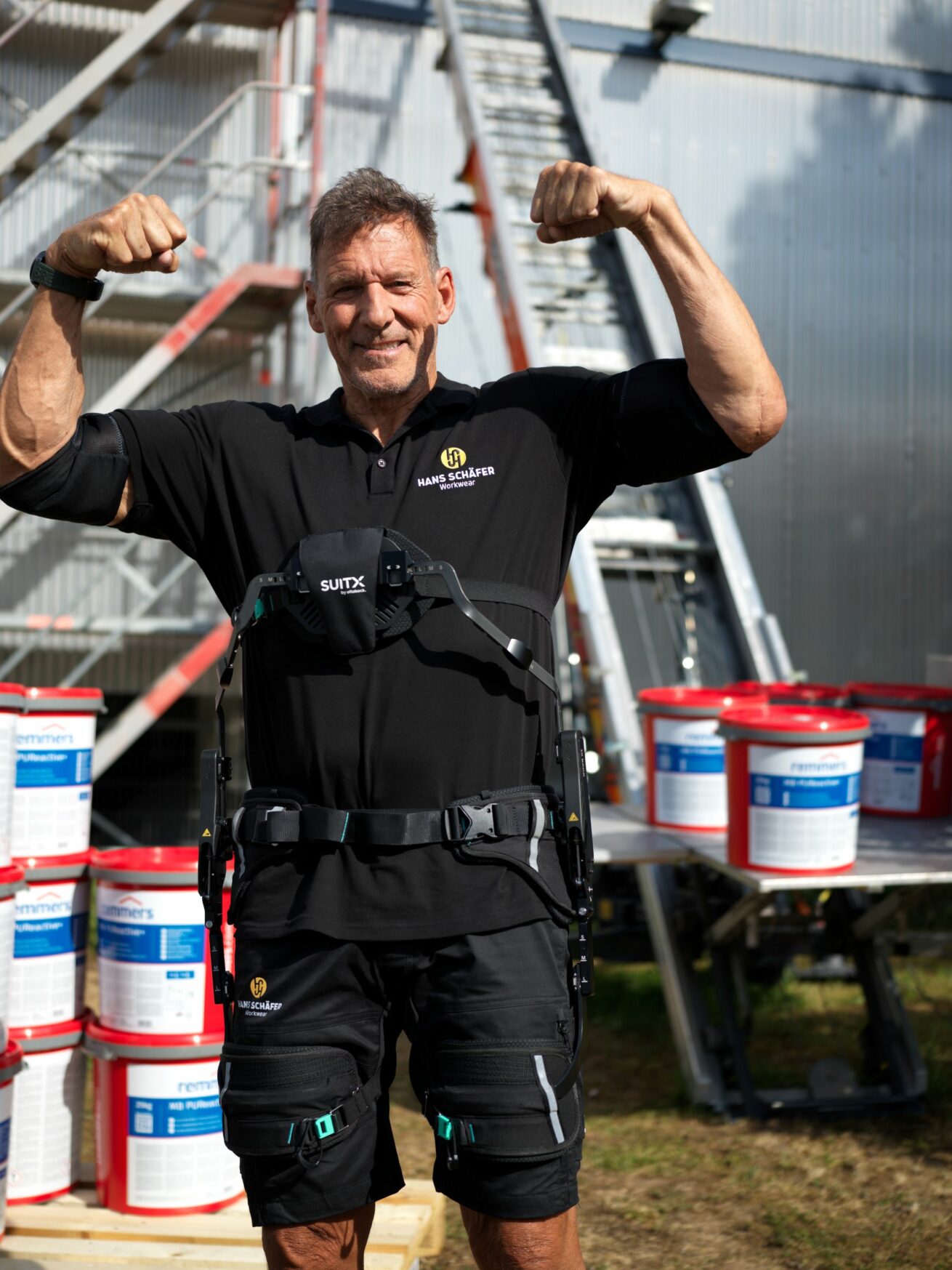 Vom „Gladiator“ zum „Super-Handwerker“: Ralf Moeller für „Motivation Handwerk“ mit Exoskelett auf dem Dach