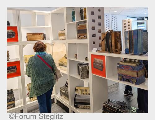 Wanderausstellung „600 Akkordeons“ gastiert im Forum Steglitz