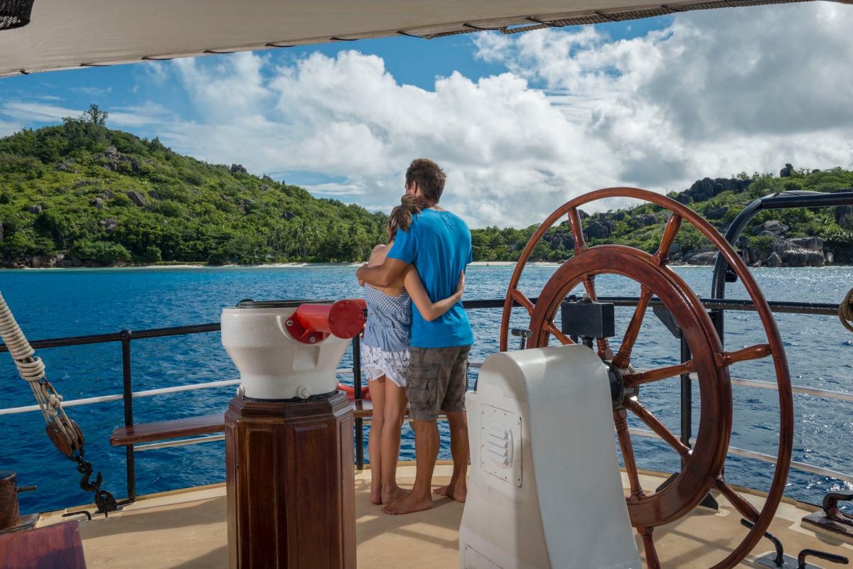An Bord auf den Seychellen in den Hafen der Ehe einlaufen