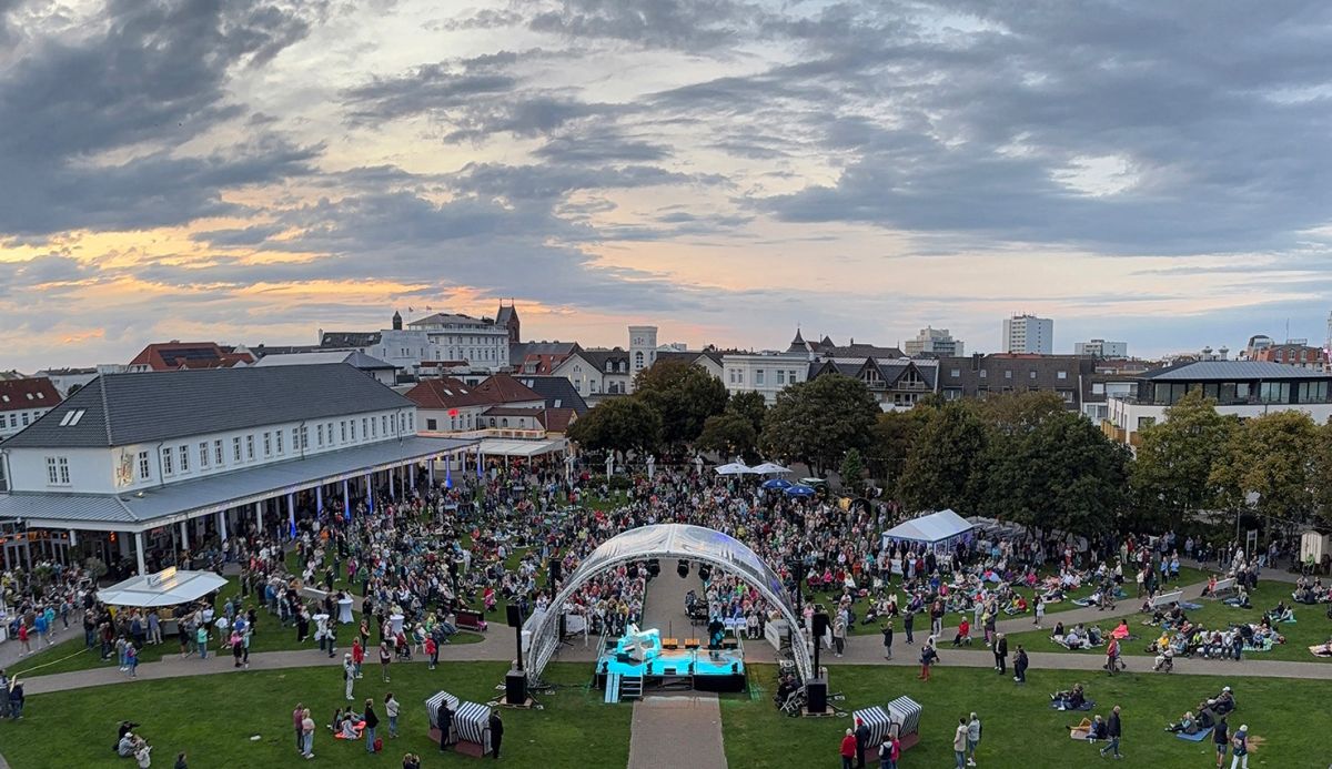 Kurplatz live: „One Night in Sweden“ bringt ABBA-Gefühl nach Norderney