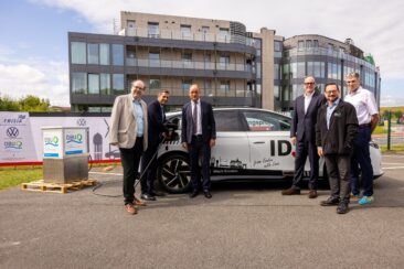 Parkende E-Autos laden die Norderney-Fähre
