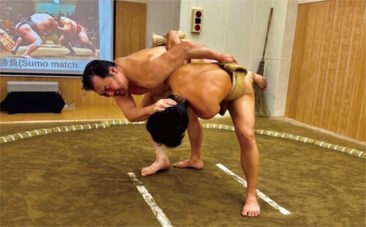 Sumo Show Tokyo bietet in Sunamachi Ginza ein interaktives Sumo-Erlebnis samt Duellmit einem Sumo-Ringer