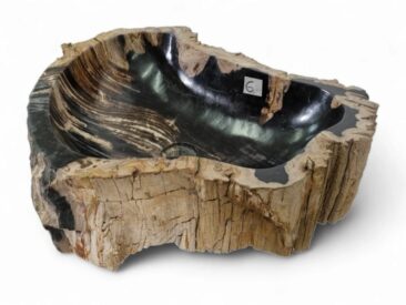 Waschbecken aus versteinertem Holz: Kinaree holt Jahrmillionen alte Fossilien ins Badezimmer