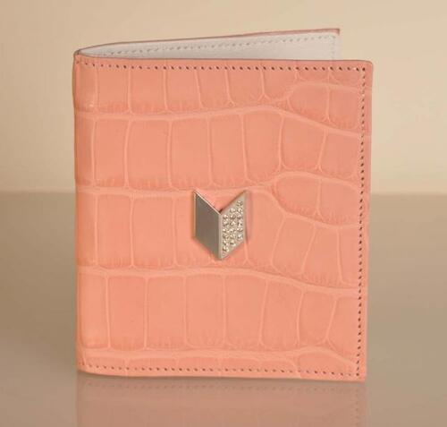 Die weltweit exklusivste Geldbörse ist ab sofort als besonderes Weihnachtsgeschenk bei SLICKFOLD erhältlich.
