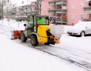 Schneefreie Straßen mit HKL Mietmaschinen