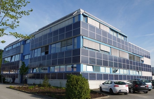 Wärme und Strom aus Sonnenfassaden für Industrie- und Gewerbehallen