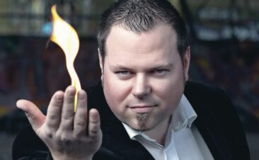Weihnachtsfeiern neu gedacht: Daniel Mayer® bringt Close-up-Zauberei und Mentalmagie direkt zu den Gästen