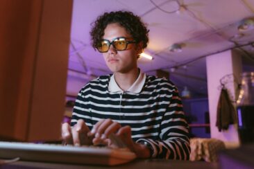 Wenn der Chatbot zum Therapeuten wird – Stiftung warnt vor KI-Nutzung bei psychischen Krisen im Jugendalter